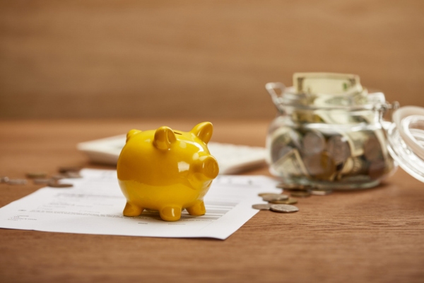 image of a golden piggy bank and coins and bills depicting minimizing fuel use of a generator